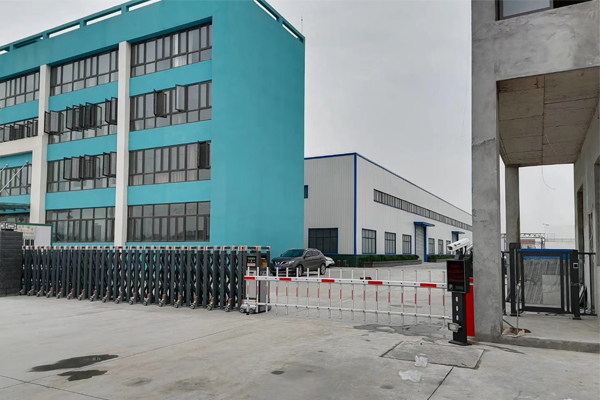 昌盛環(huán)保、電動伸縮門、車牌識別、智能小門、圍欄、旗桿安裝完畢